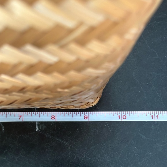 Elegant Tan Woven Tote Bag - Picture 5 of 6